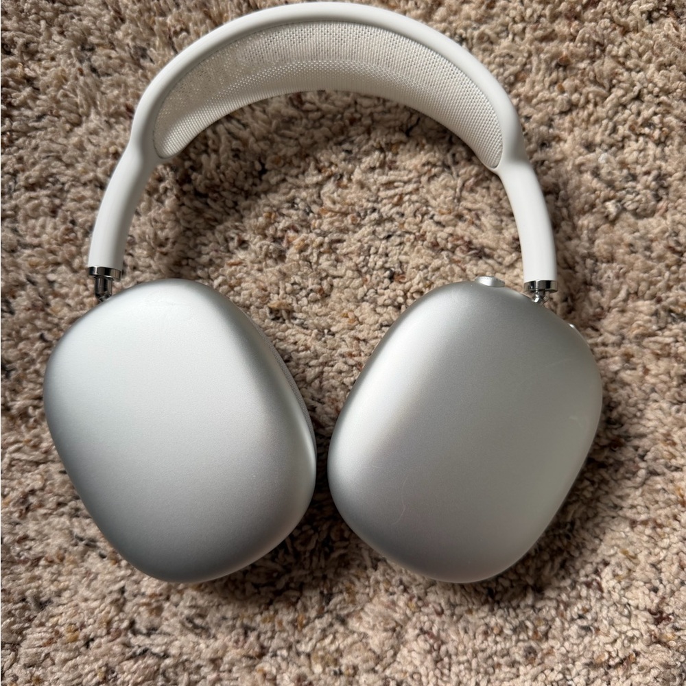 Apple AirPods Pro Max USB-C! Clear ear cases included!